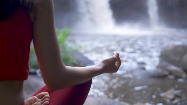Närbild Asiatisk Kvinna Utövar Eller Gör Yoga Vid Vattenfallet Lotus — Stockvideo