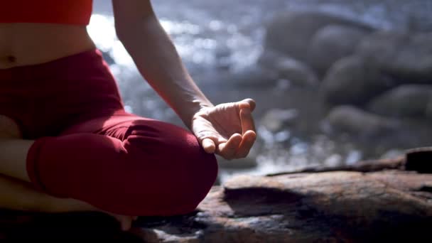 滝でヨガや練習をしているアジアの女性を閉じます 瞑想セッションでロータスポーズ 美しい風景 自然背景 — ストック動画