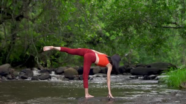 亚洲女人在瀑布边练习或做瑜伽 美丽的风景 自然背景 女性职业瑜伽 — 图库视频影像