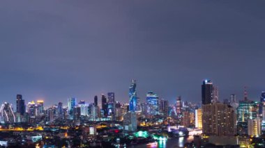 Geceleyin Bangkok 'un hızlandırılmış görüntüsü ve Chao Phraya Nehri' nde bir tekne gezisi. Yüksek açılı şehir arka planı ve Tayland 'ın başkenti Asya' da Açık Renk