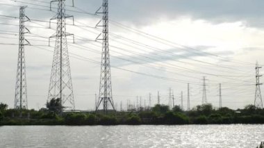 Yavaş Hareket Elektrik Santrali, elektrik direği ve günbatımında bulutlar. Bangpakong Elektrik Santrali Tayland Asya