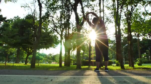 Slow Motion Rückansicht Asiatischer Frauen Aufwärmen Strecken Und Laufen Park — Stockvideo