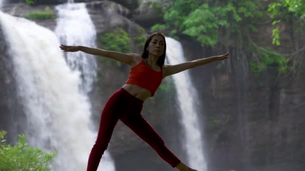 Asiatisk Kvinna Praktiserar Eller Yogar Vid Vattenfallet Vackert Landskap Naturlig — Stockvideo