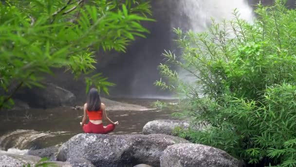 Rückansicht Asiatin Die Wasserfall Yoga Praktiziert Oder Macht Lotus Posiert — Stockvideo