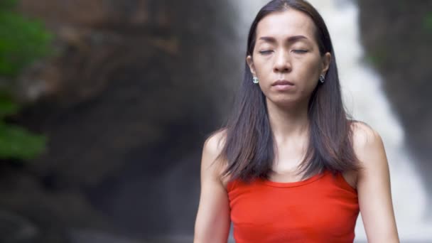 Close Aziatische Vrouw Oefenen Doen Yoga Bij Waterval Lotus Poseren — Stockvideo