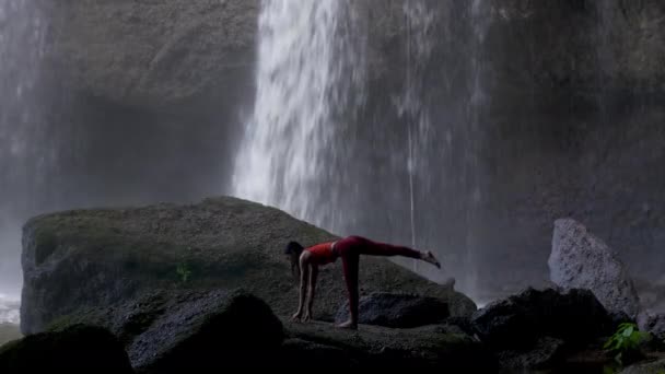 Mulher Asiática Praticando Fazendo Ioga Cachoeira Paisagem Bonita Fundo Natural — Vídeo de Stock