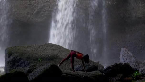 Şelalede Yoga Yapan Asyalı Bir Kadın Güzel Manzara Doğal Arka — Stok video