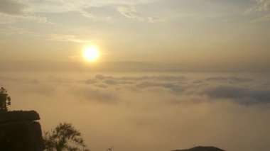 Sabah hava ve sis dağda ve güneşli, renkli bulutlar güzel. Manzara deniz sisi ve Gündoğumu Khao Phra Ya Dern Tanga Manzarası. Phatthana Nikhom, Lopburi Tayland