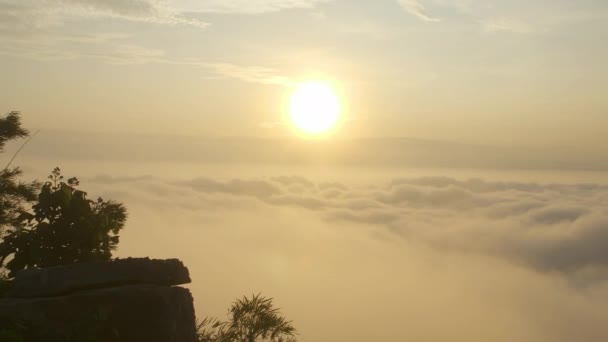 朝の気分や山や太陽の下でカラフルな雲の美しい霧 風景海霧と日の出カオプラヤデントンビューポイント Phatthana Nikhom Lopburi Thailand — ストック動画