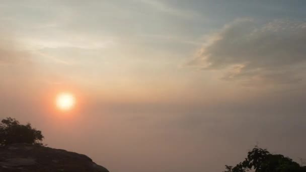 山と太陽の下でカラフルな雲の美しい朝の気分と霧の時間経過 風景海霧と日の出カオプラヤデントンビューポイント Phatthana Nikhom Lopburi Thailand — ストック動画