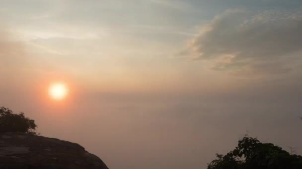 Lapso Tiempo Del Humor Mañana Niebla Montaña Sol Con Nubes — Vídeo de stock