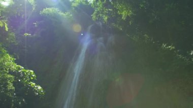 Ormanın derinliklerindeki görünmeyen şelale manzarası sabah yemyeşil yapraklar ve güneş ışığı. Saraburi Asya Tayland
