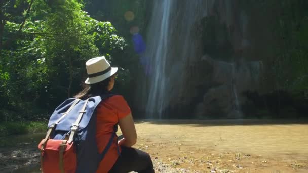 Πίσω Άποψη Του Backpacker Ασιατική Γυναίκα Στο Δάσος Και Χαλαρωτική — Αρχείο Βίντεο