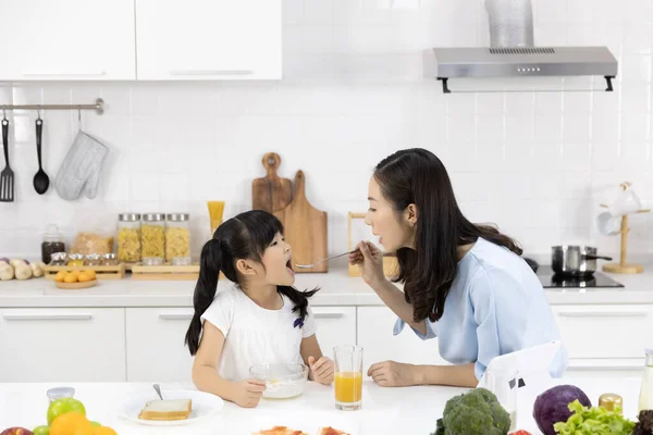 Happy Asian Family Mother Little Girl Eating Breakfast Cereal Milk — Stock Photo, Image