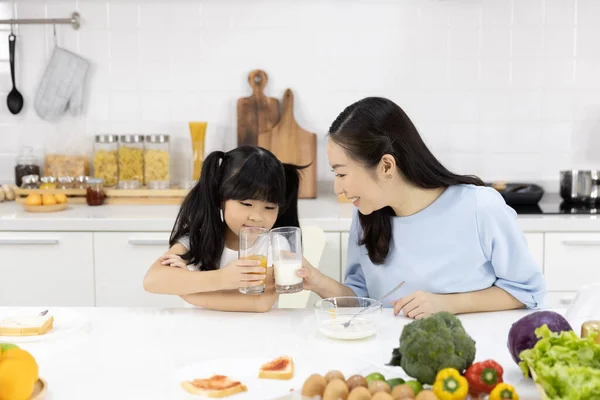 Happy Asian Family Mother Little Girl Eating Breakfast Drinking Milk — Stock Photo, Image
