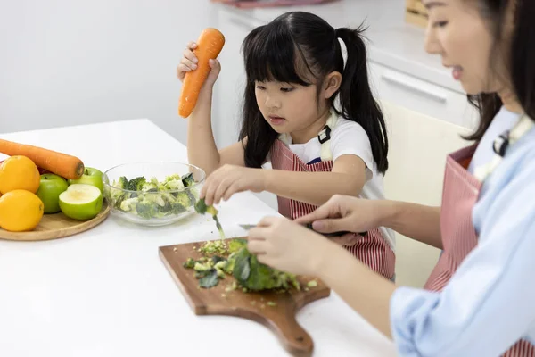 Happy Asian Family Mother Child Daughter Preparing Salad Cutting Vegetables — Stock Photo, Image