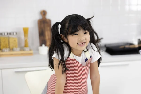 Πορτρέτο Του Happy Asian Κοριτσάκι Χαμογελώντας Apron Σετ Μαγειρικής Τροφίμων — Φωτογραφία Αρχείου