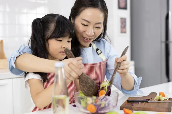Happy Asian Family Kitchen Mother Little Girl Preparing Salad Bowl — Stock Photo, Image