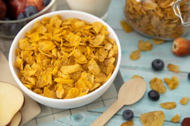 Sağlıklı kahvaltı. ekmek, meyve, çilek, yabanmersini, kivi, bardakta süt ve hasırda mısır gevreği ve ahşap masa. Arka plan Sağlıklı yiyecekler.