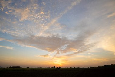 Güneş doğmadan önce gökyüzünün arka planı.