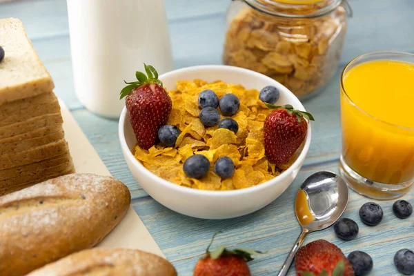 Gesundes Frühstück Brot Orangensaft Erdbeeren Blaubeeren Milch Und Müsli Einer — Stockfoto