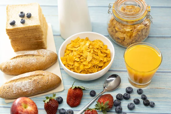 Gesundes Frühstück Brot Orangensaft Erdbeeren Blaubeeren Milch Und Müsli Einer — Stockfoto
