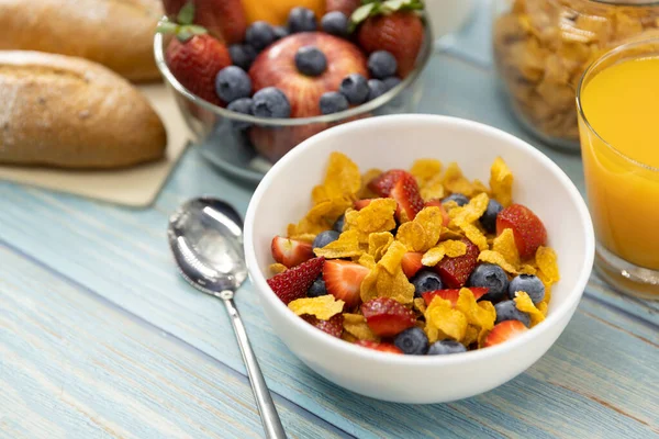 Υγιές Πρωινό Ψωμί Χυμό Πορτοκάλι Φράουλα Βατόμουρα Γάλα Και Δημητριακά — Φωτογραφία Αρχείου