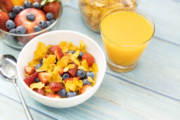 Υγιές Πρωινό Ψωμί Χυμό Πορτοκάλι Φράουλα Βατόμουρα Γάλα Και Δημητριακά — Φωτογραφία Αρχείου