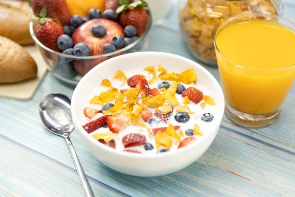 健康的な朝食 オレンジジュース ストロベリー ブルーベリー シリアルを木のテーブルの上にボウルに入れます 健康食品 — ストック写真