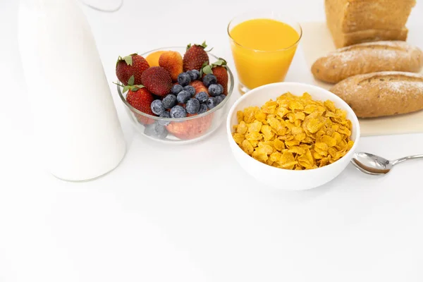 Pequeno Almoço Saudável Pão Suco Laranja Morango Mirtilos Leite Cereais — Fotografia de Stock