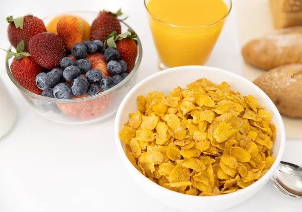 Pequeno Almoço Saudável Pão Suco Laranja Morango Mirtilos Leite Cereais — Fotografia de Stock