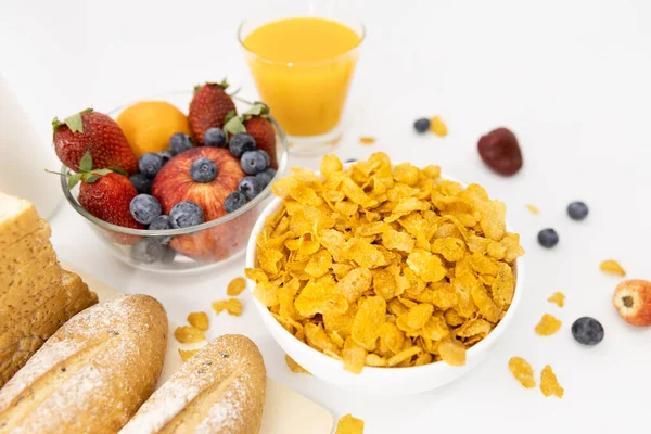 Gesundes Frühstück Brot Orangensaft Erdbeere Blaubeeren Milch Und Müsli Einer — Stockfoto