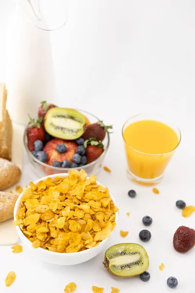 Gesundes Frühstück Brot Orangensaft Erdbeere Blaubeeren Kiwi Milch Und Müsli — Stockfoto