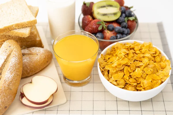 Gesundes Frühstück Brot Orangensaft Erdbeeren Blaubeeren Kiwi Milch Und Müsli — Stockfoto