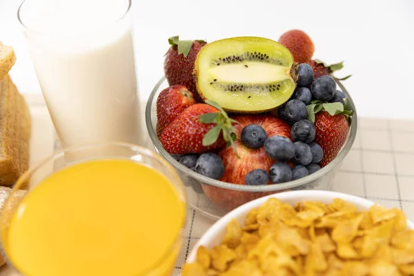 Gesundes Frühstück Brot Orangensaft Erdbeeren Blaubeeren Kiwi Milch Und Müsli — Stockfoto