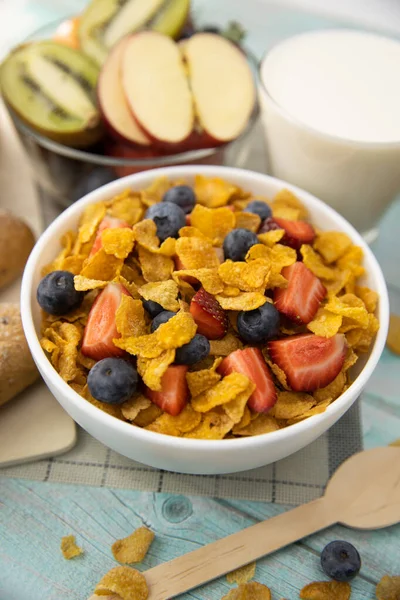 Υγιές Πρωινό Ψωμί Φρούτα Φράουλα Μύρτιλλα Ακτινίδιο Γάλα Ποτήρι Και — Φωτογραφία Αρχείου