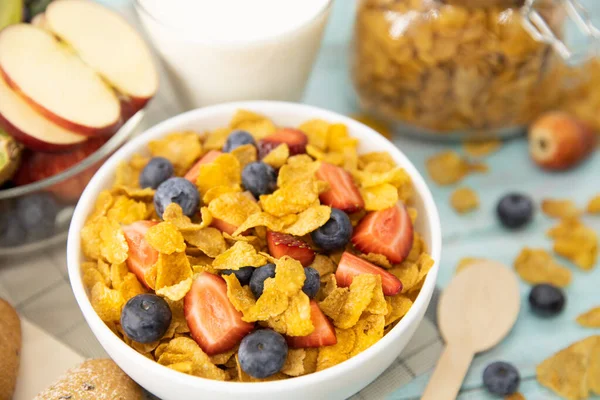 Υγιές Πρωινό Ψωμί Φρούτα Φράουλα Μύρτιλλα Ακτινίδιο Γάλα Ποτήρι Και — Φωτογραφία Αρχείου