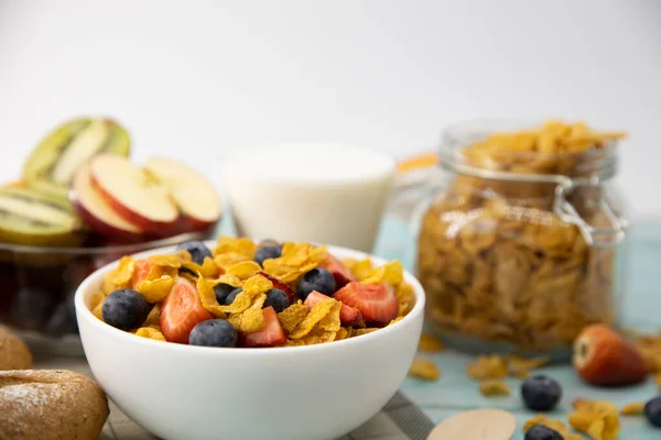 Gesundes Frühstück Brot Obst Erdbeeren Blaubeeren Kiwi Milch Glas Und — Stockfoto