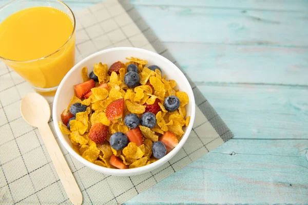 Υγιές Πρωινό Χυμό Πορτοκάλι Φρούτα Φράουλα Μύρτιλλα Και Δημητριακά Μπωλ — Φωτογραφία Αρχείου