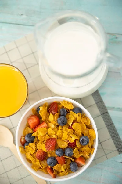 Gesundes Frühstück Orangensaft Früchte Erdbeeren Blaubeeren Und Müsli Einer Schüssel — Stockfoto