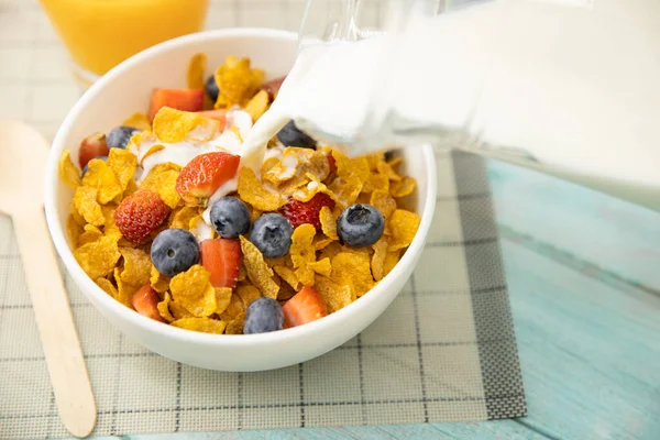 Pequeno Almoço Saudável Despeje Leite Jarro Tigela Cereais Frutas Mesa — Fotografia de Stock