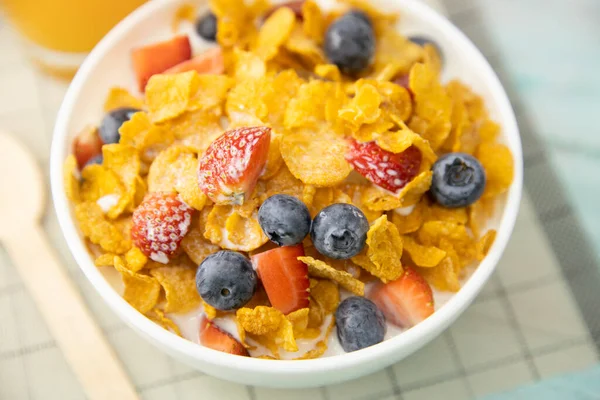 Κλείστε Υγιεινό Πρωινό Χυμός Πορτοκαλιού Φρούτα Φράουλα Μύρτιλλα Και Δημητριακά — Φωτογραφία Αρχείου
