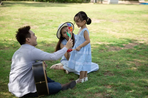 Ευτυχισμένη Ασιατική Οικογένεια Πατέρας Μητέρα Και Κόρη Ένα Πάρκο Στο — Φωτογραφία Αρχείου