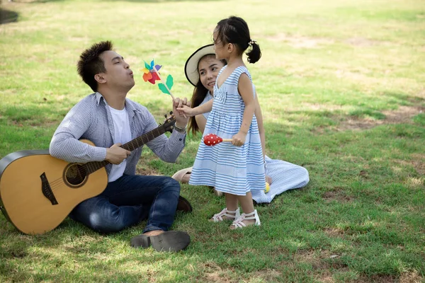 Feliz Familia Asiática Padre Madre Hija Parque Luz Del Sol —  Fotos de Stock