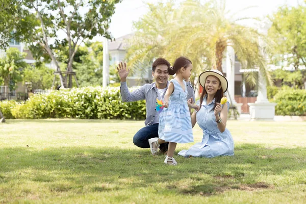 Feliz Familia Asiática Padre Madre Hija Parque Luz Del Sol —  Fotos de Stock