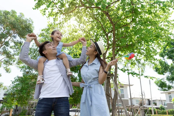 幸せなアジアの家族 父は娘に自然光の背景と家の公園でピギーバックを与えた コピースペースと家族の休暇のコンセプト ストックフォト