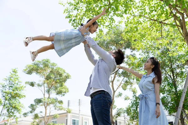 Ευτυχισμένη Ασιατική Οικογένεια Πατέρας Ξερνάει Κόρη Στον Ουρανό Ένα Πάρκο — Φωτογραφία Αρχείου