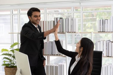 İki iş adamı ve siyah takım elbiseli Asyalı kadın. Mutlu, mutlu, mutlu, başarılı bir iş çıkardılar. Başarı ve başarı kavramı