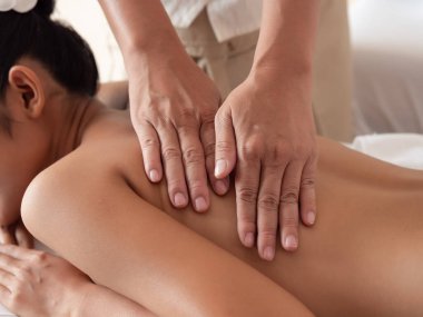 Kaplıca salonundaki el masajcısına yakın çekim. Sağlık için Tayland masajı.