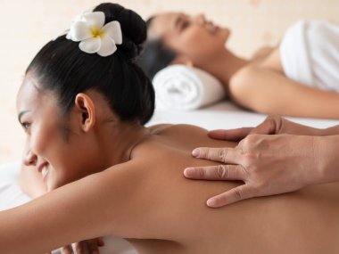 Kaplıca salonundaki el masajcısına yakın çekim. Sağlık için Tayland masajı.